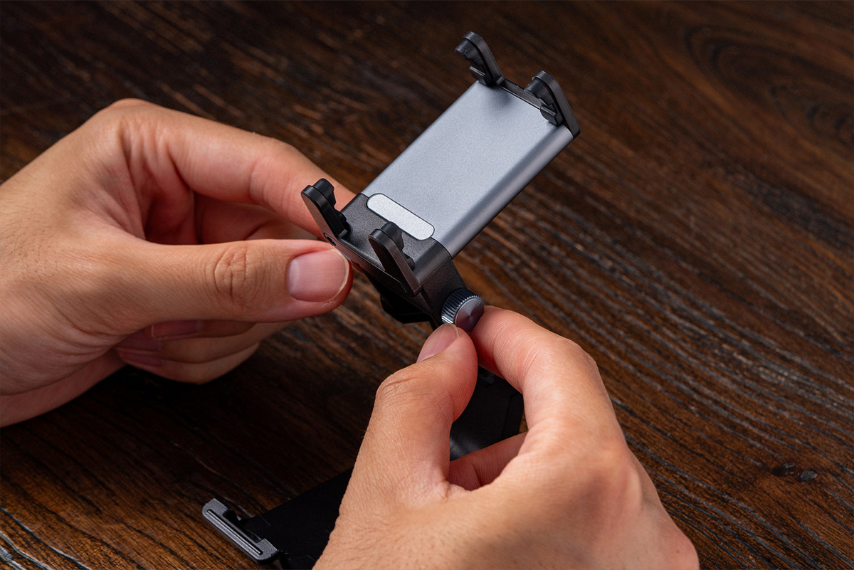 8BitDo Mobile Gaming Clip for Xbox Wireless Controller Detail